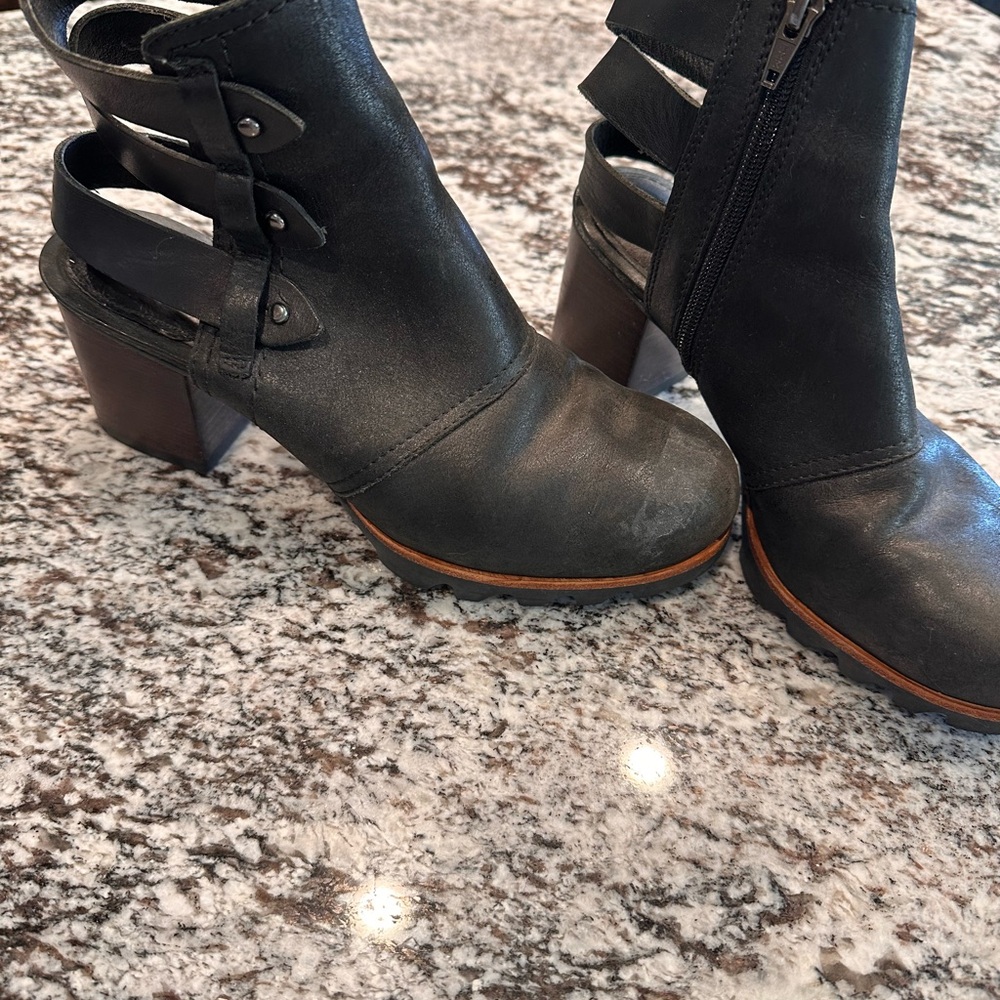 Sorel Black Cutout Heel Ankle Booties